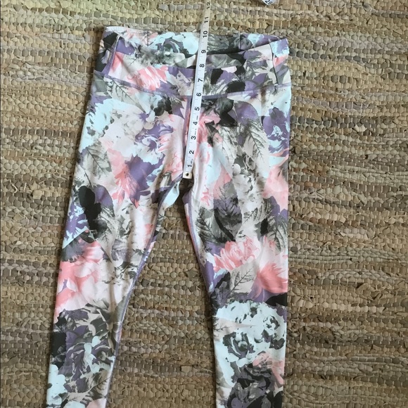 Fabletics Gia Floral Printed Powerlite Capri - Picture 4 of 8